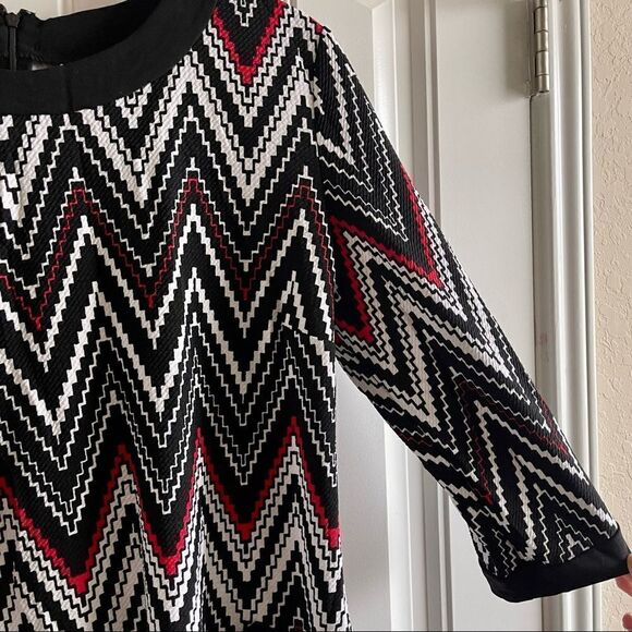 Madison Leigh Red/White/Black Chevron Print 3/4 Sleeve Shift Dress; SZ 10; BNWT - Picture 4 of 8
